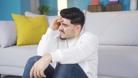un joven aburrido y deprimido.
