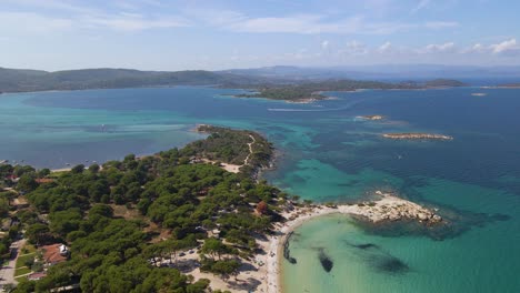 Clip-En-Movimiento-Lateral-Sobre-Una-Playa-Exótica-En-Vourvourou,-Haklidikin-En-El-Norte-De-Grecia-En-Un-Día-Claro-De-Verano