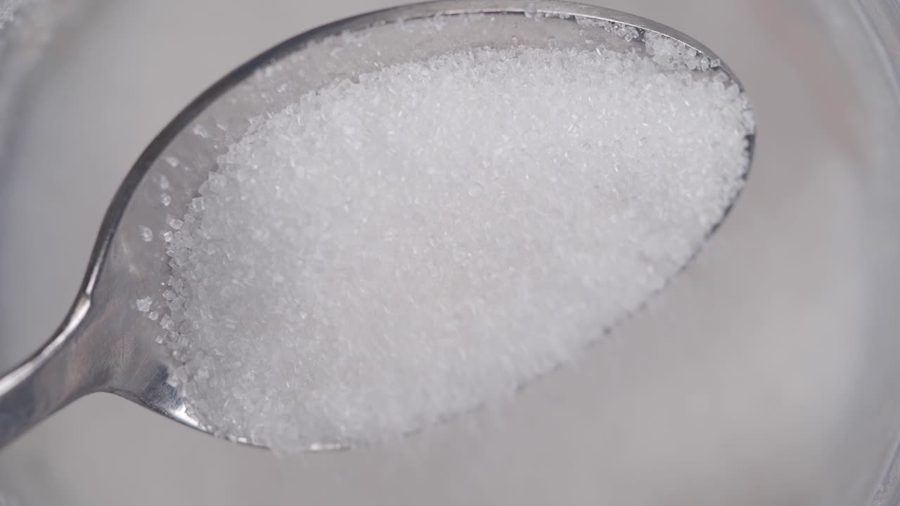 azúcar en una cuchara