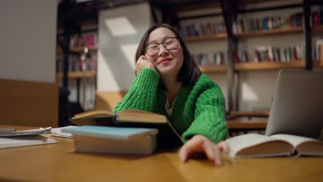 mujer estudiando en una biblioteca