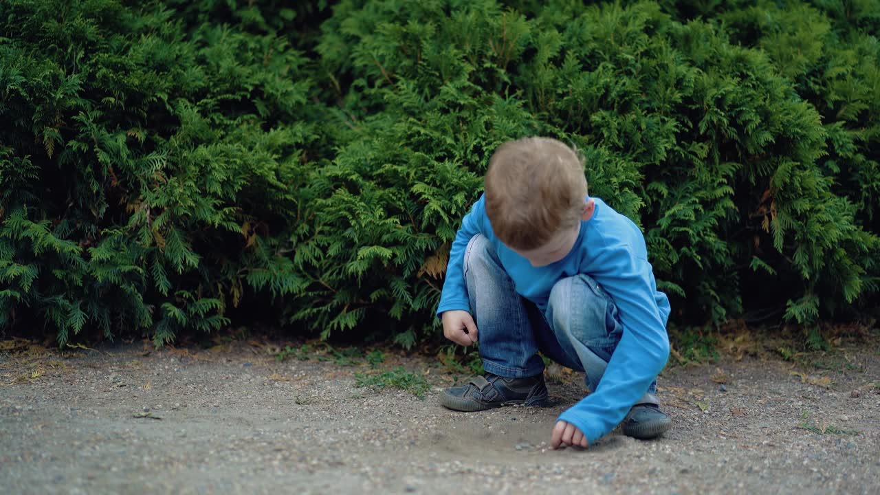 어린 소년이 돌 그림을 낳는다