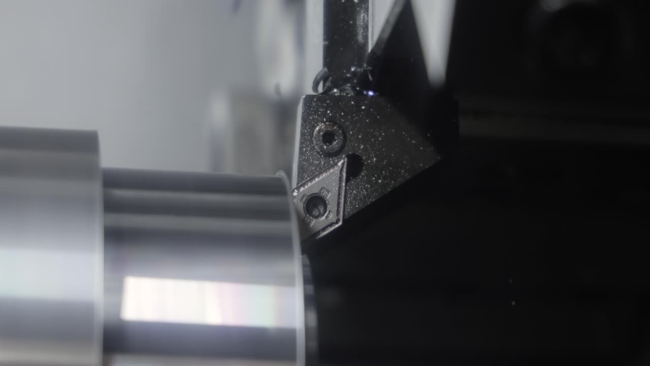 Fresatrice CNC per la lavorazione dei metalli. Taglio della moderna tecnologia di lavorazione del metallo.