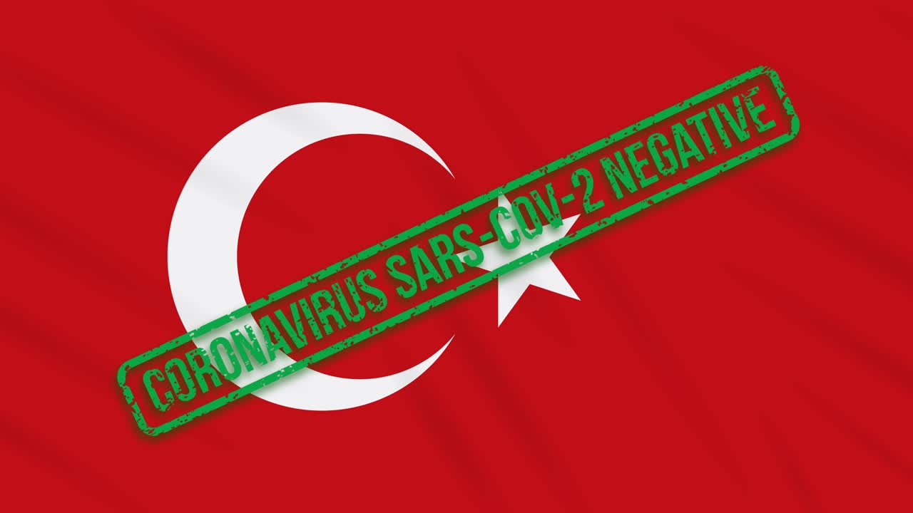 pavo balanceando la bandera con el sello verde de la libertad del coronavirus, bucle