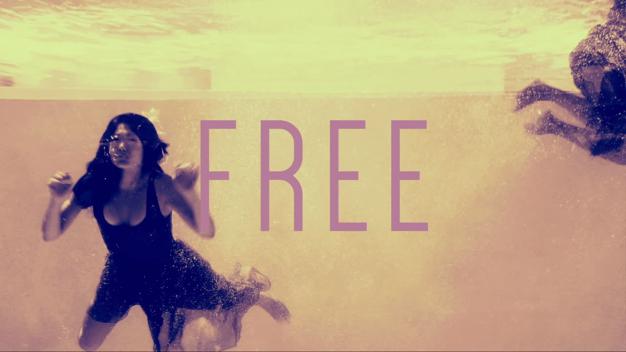 dos chicas buceando en la piscina con vestidos de noche con texto gratuito