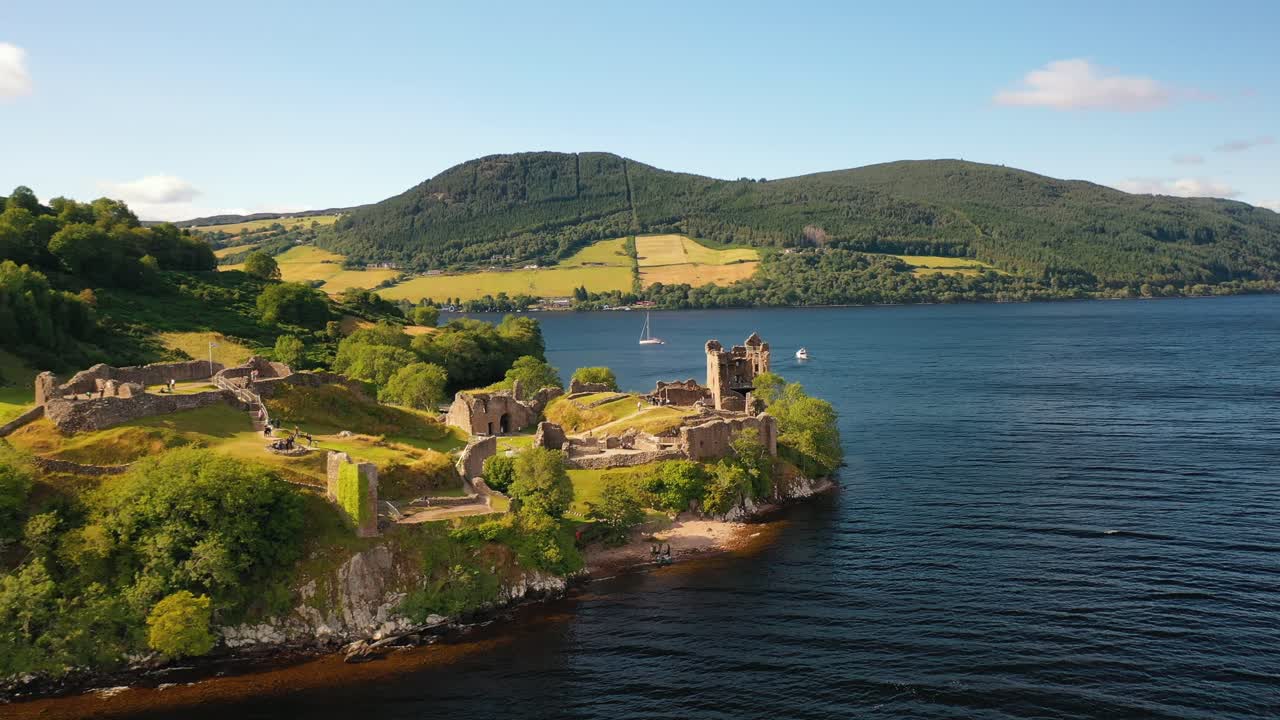 스코틀랜드 하이랜드 (scotland highlands) 에 있는 신비한 호수 네스 (loch ness) 에 있는 우크하트 성 (urquhart castle) 의 공중 풍경.