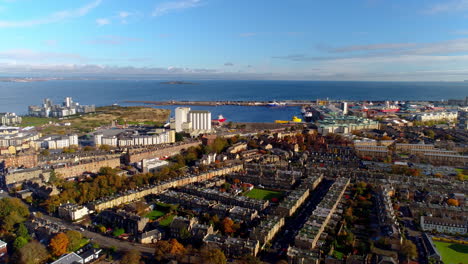 Luftaufnahme-Von-Rechts-Nach-Links-Mit-Blick-Nach-Norden-über-Granton-In-Richtung-Fife