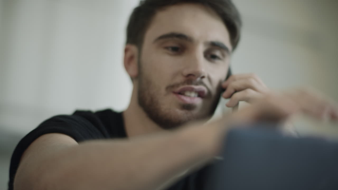retrato de un joven hablando por teléfono. primer plano de la cara de un hombre feliz llamando al teléfono móvil