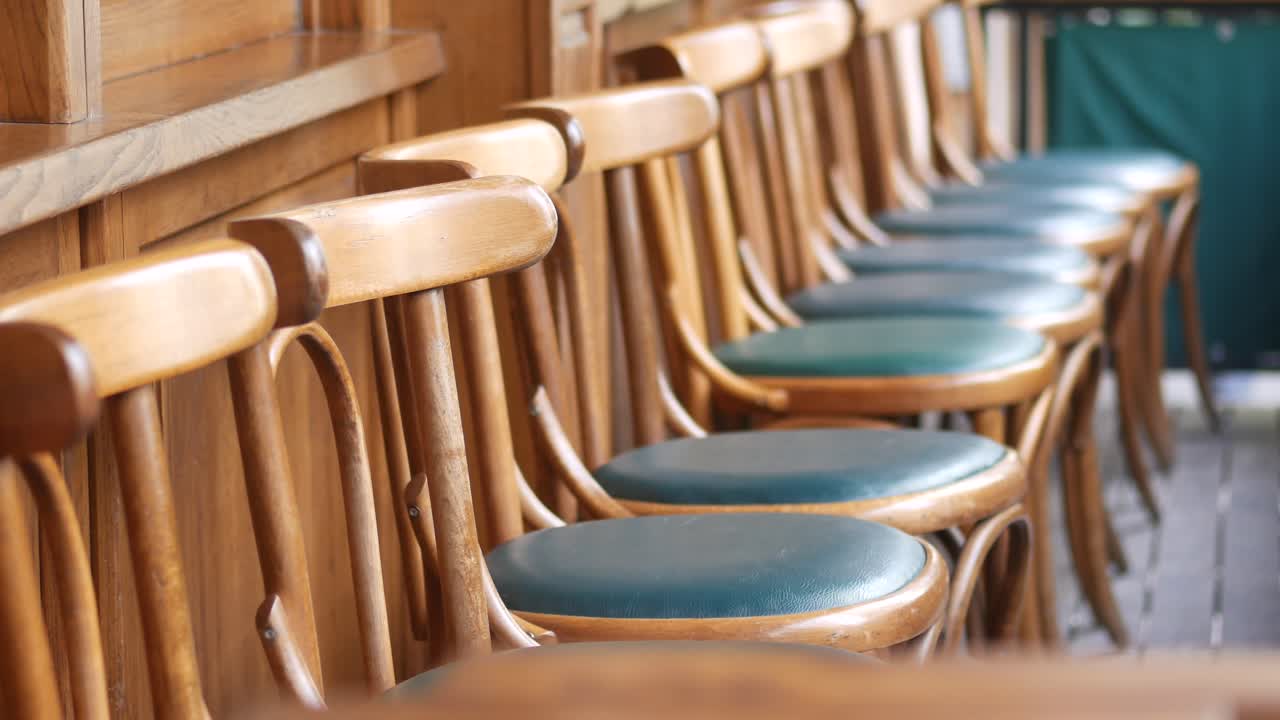 카페 나 술집 에서 빈 나무 의자 의 줄