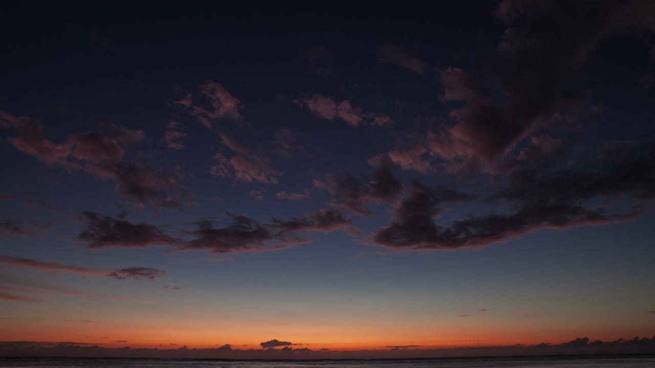 바다 위의 아름다운 일출 타임스