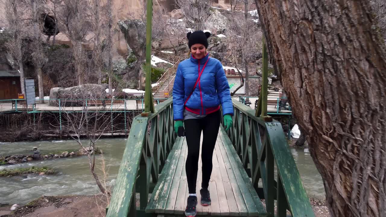 Turist går på broen i Ihlara-dalen i Kappadokia, Tyrkia