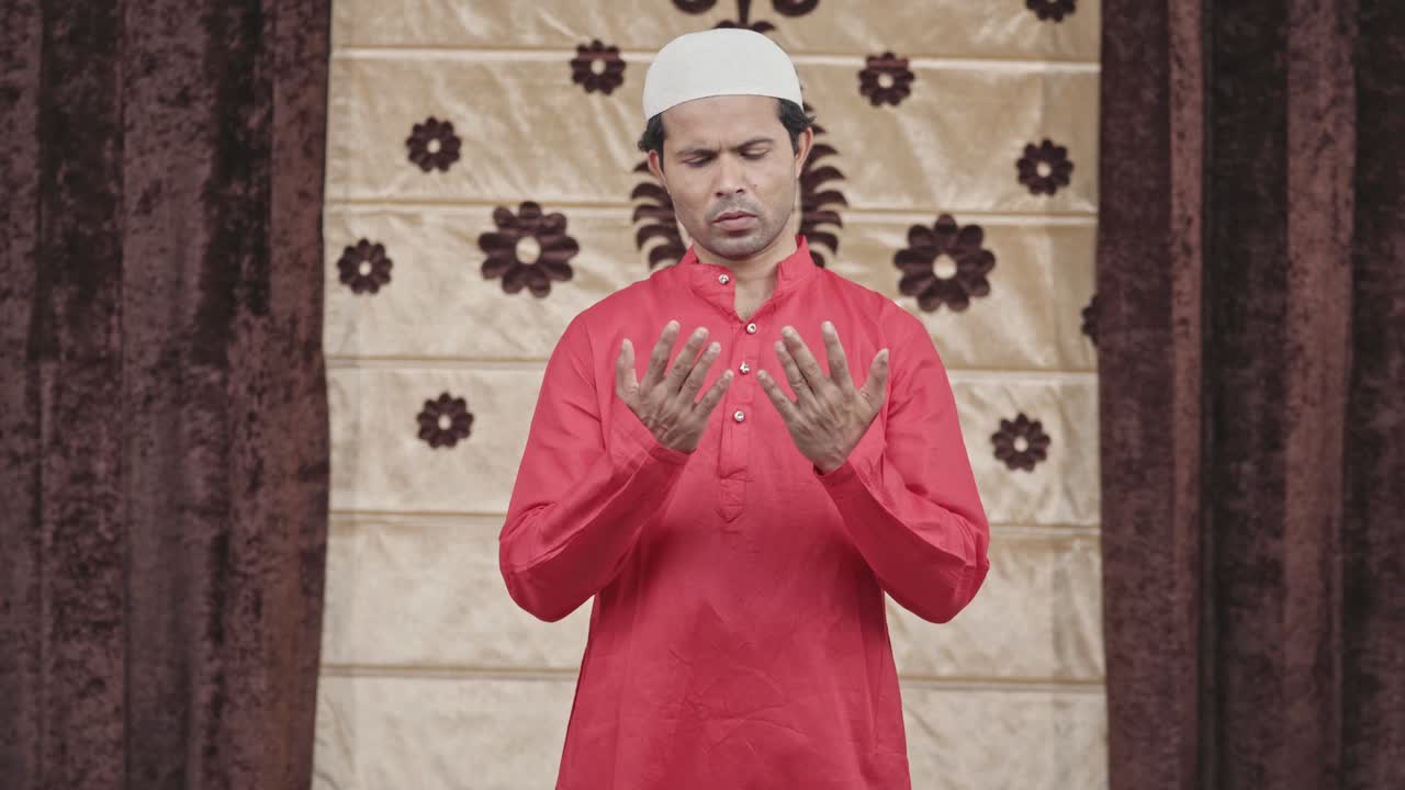 hombre musulmán indio leyendo el namaz