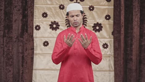 Hombre-Musulmán-Indio-Leyendo-Namaz