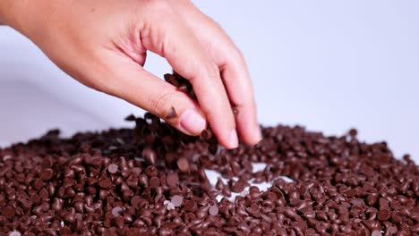 manos clasificando fichas de chocolate en una superficie
