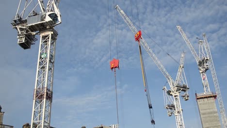 Grúas-Trabajando-En-Un-Sitio-De-Construcción-A-Gran-Escala