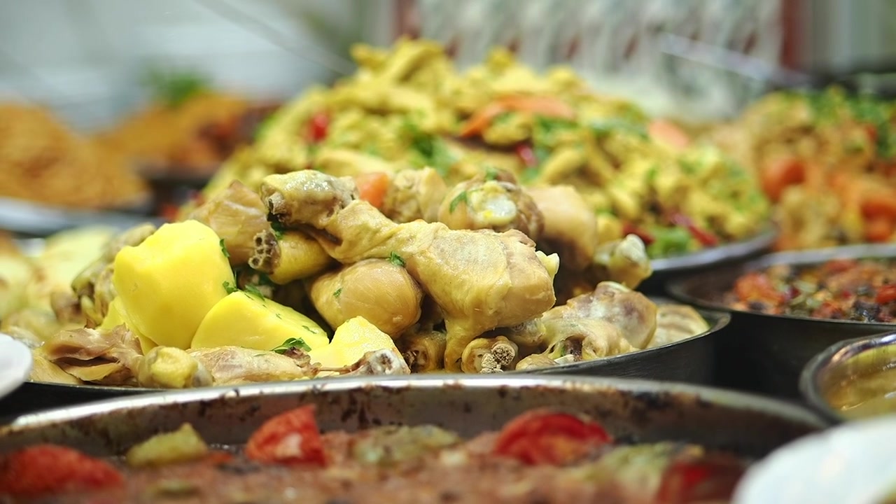 Vari piatti preparati esposti in un buffet di ristorante