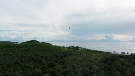 Hubschrauber-Schwebt-In-Der-Nähe-Des-Telefonturms,-Um-Treibstoff-Für-Den-Generator-Auf-Der-Insel-Zu-Liefern