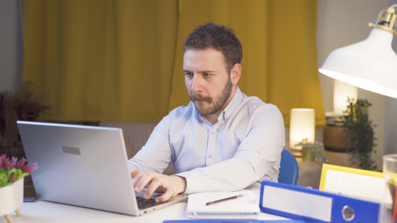 el trabajador de oficina en casa termina su trabajo y se relaja.