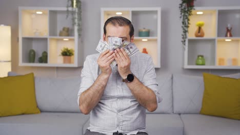 hombre distribuyendo billetes y lanzándolos al aire.