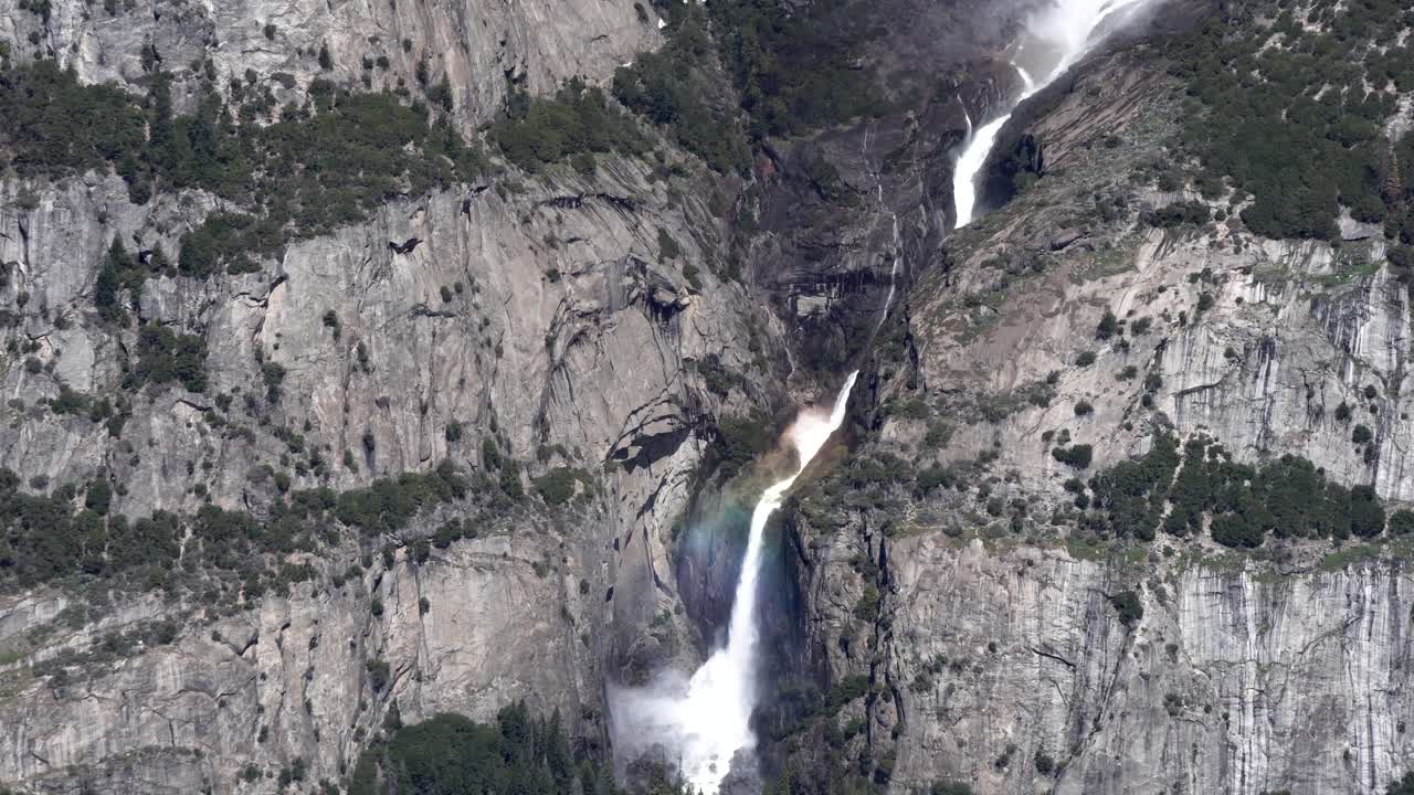 vistas superiores e inferiores de las cataratas de yosemite en un día soleado, inclinación hacia arriba para revelar la toma