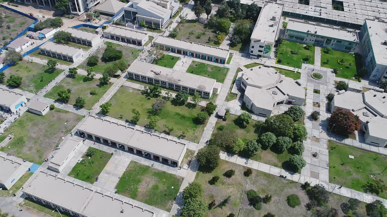 video aéreo hecho con avión no tripulado de un lugar de elecciones para la presidencia y el congreso en perú