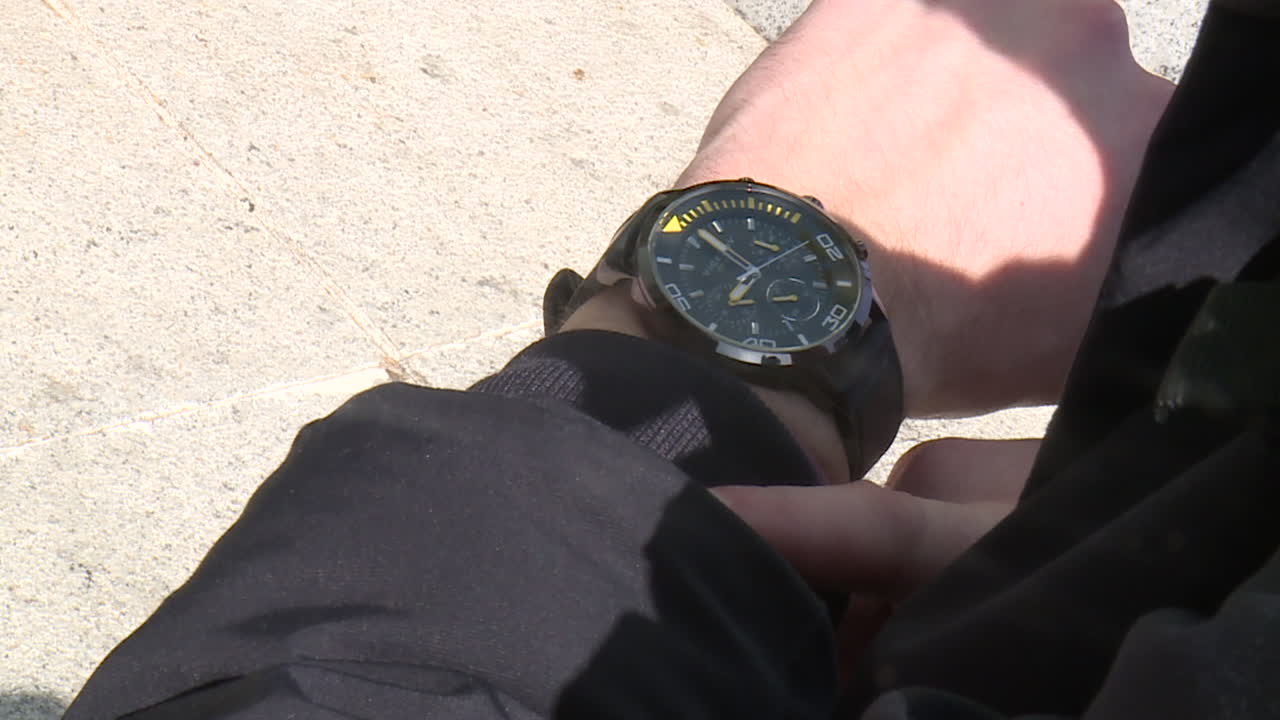 hombre comprobando la hora en el reloj de pulsera