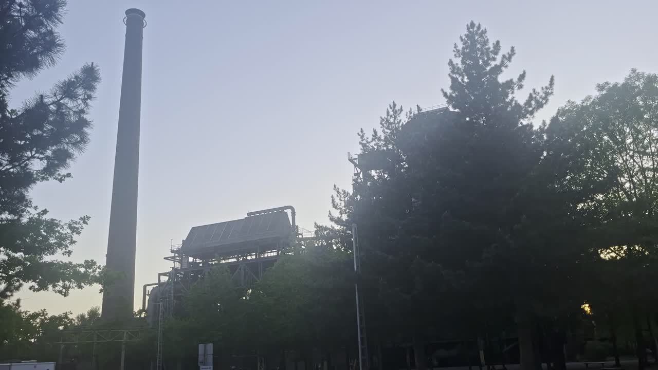 독일 듀스부르크 의 역사적 인 산업 지역 랜드스  ⁇ 스 파크 의 일몰 에 있는 자연 속 의 굴 ⁇