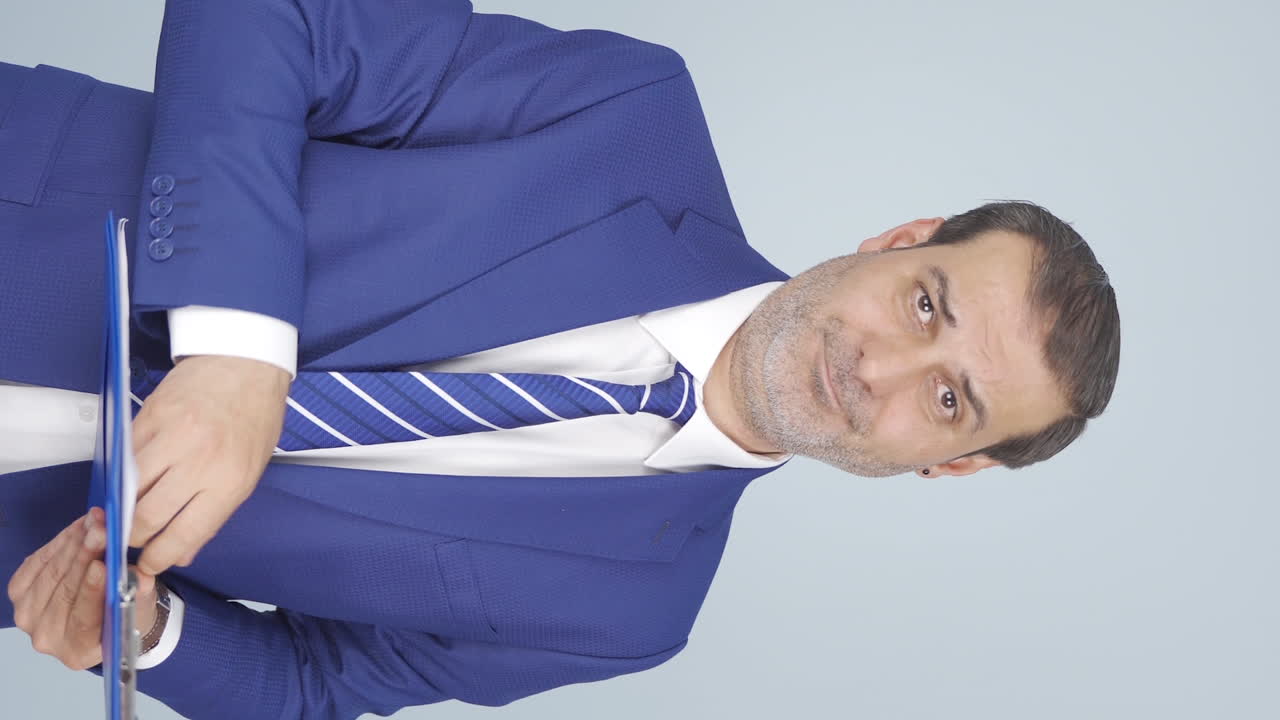 vídeo vertical de un hombre de negocios diciendo cállate a la cámara.