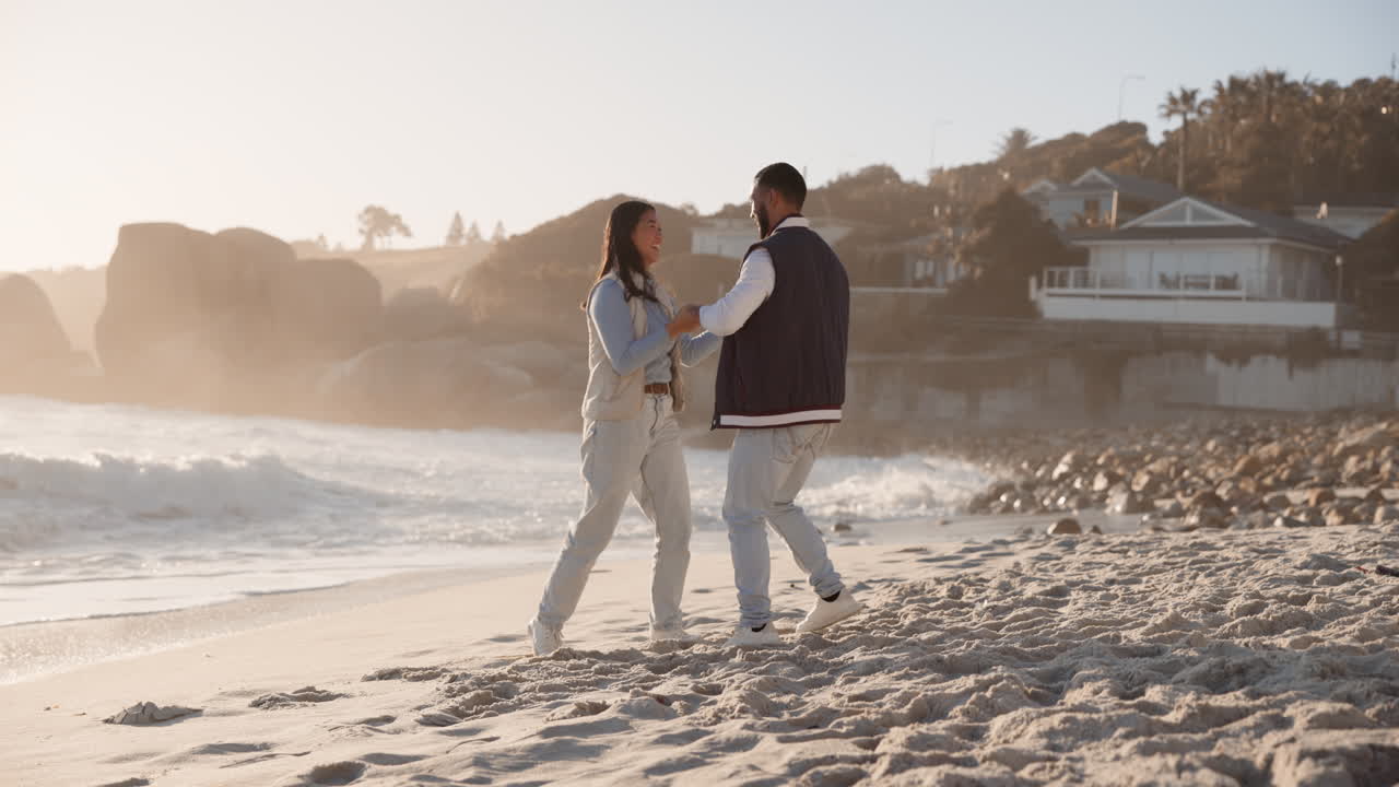 여행을 위해 해변에서 자유, 춤과 커플