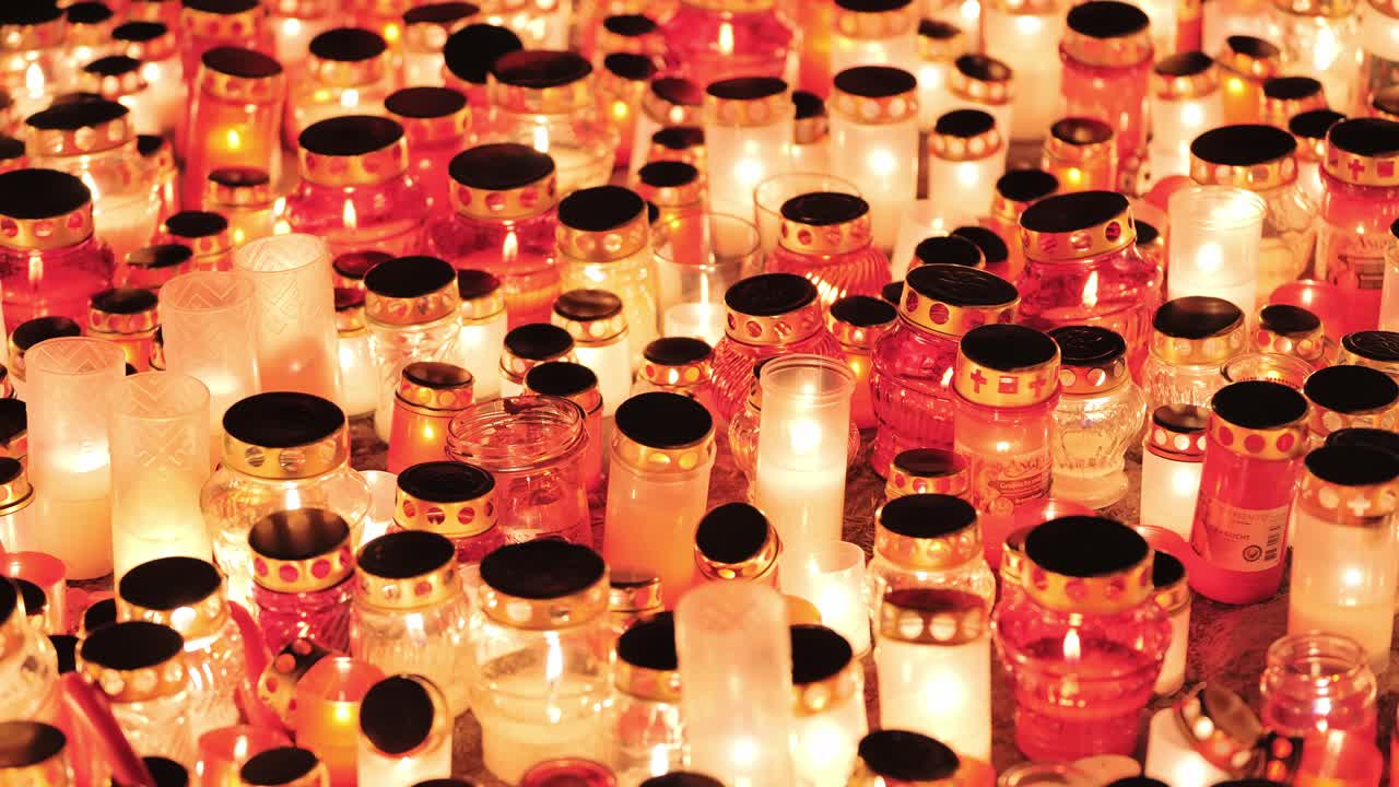 Candlelight tribute fills night with warmth, remembrance on Lāčplēsis Day, Riga