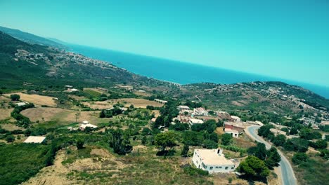 Ein-Berberdorf-Auf-Dem-Gipfel-Des-Berges-In-Tizi-Ouezou,-Algerien