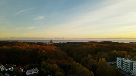 Bosque-De-Color-Otoñal-De-Witomin-Y-Colorido-Horizonte-Al-Amanecer-En-La-Ciudad-De-Gdynia,-Polonia