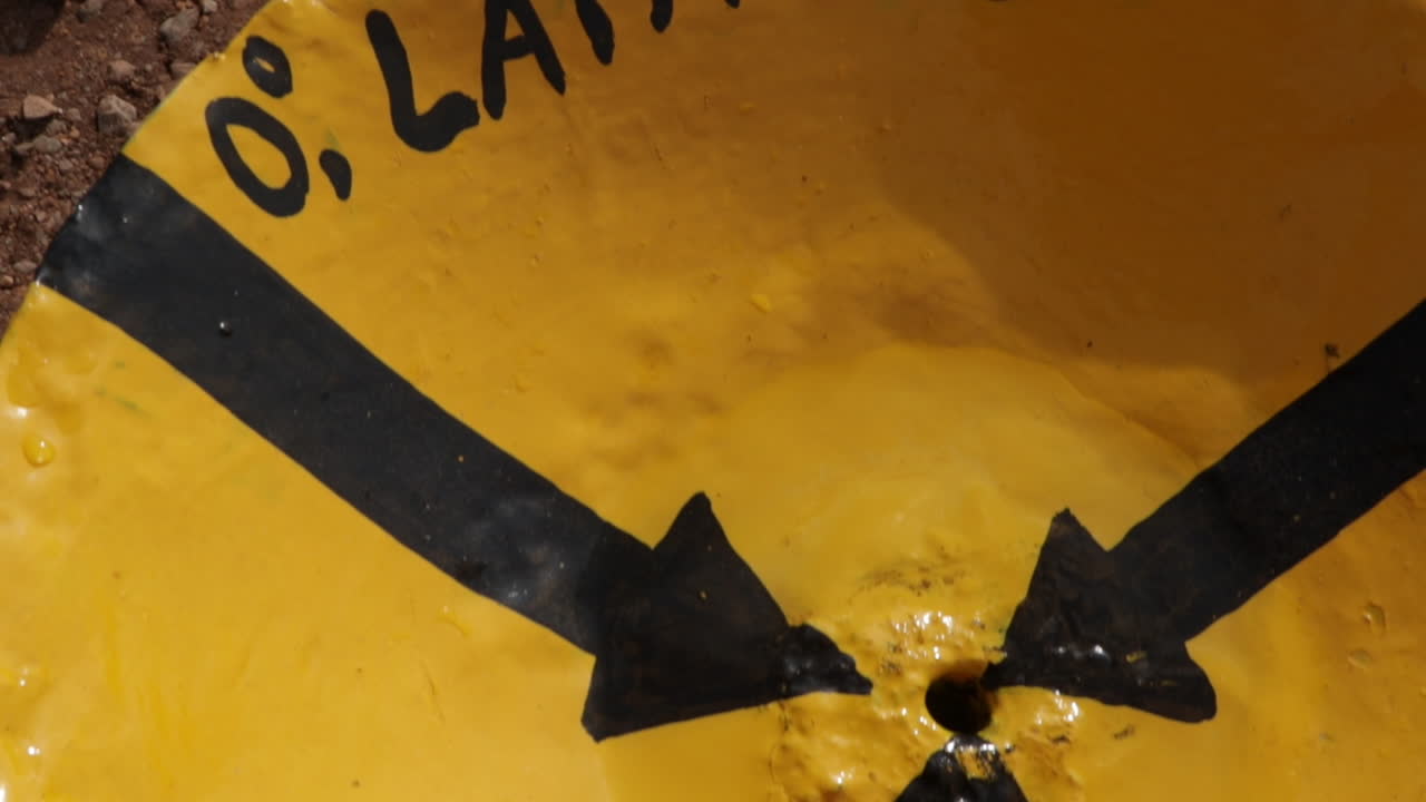 우간다의 팔라에 있는 0도 위도에서 적도선을 나타내는 표지판