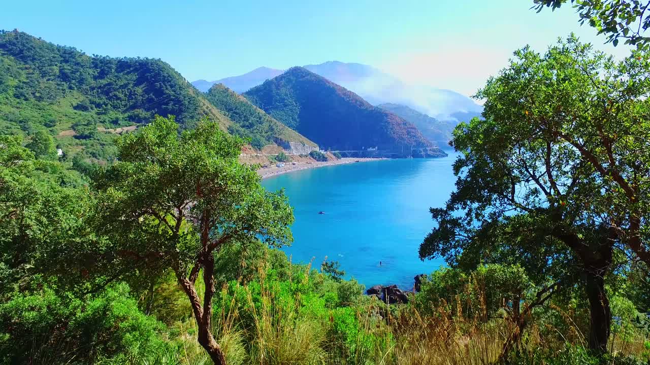 la hermosa playa del paraíso en jijel, argelia