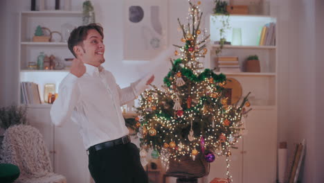 hombre sorprendido leyendo una carta en casa durante la navidad