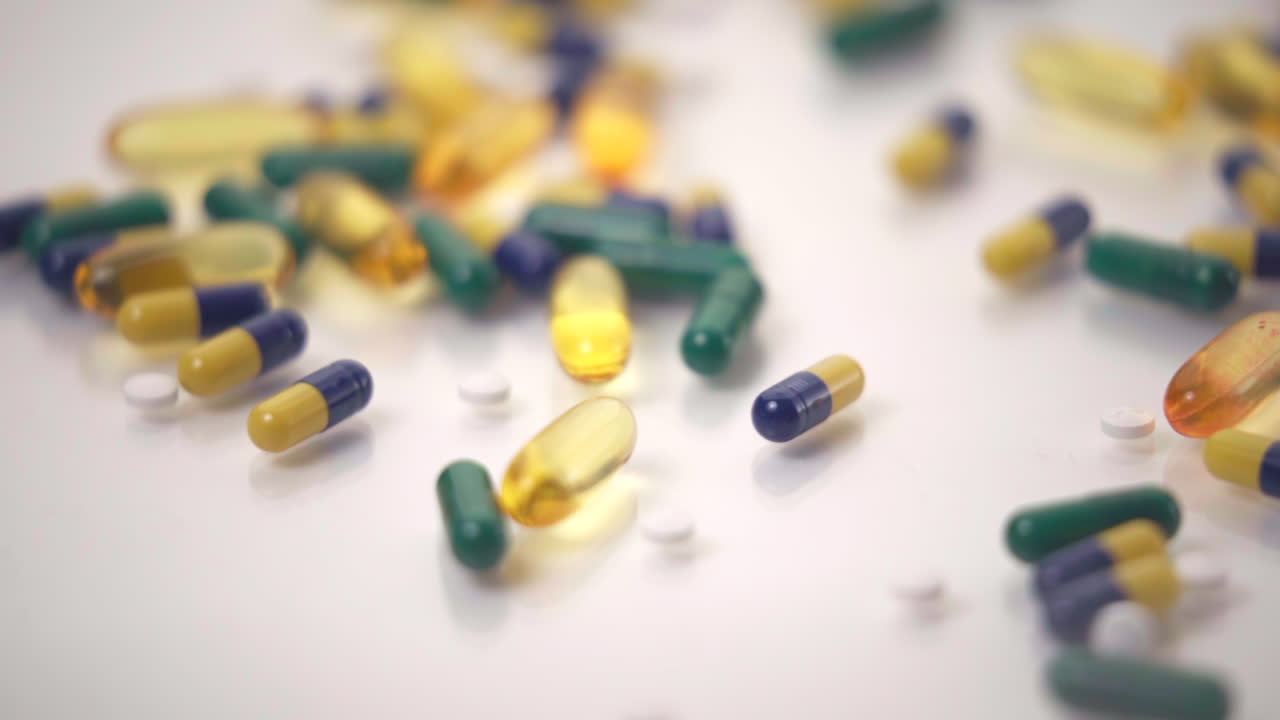 macro de variedades de píldoras caídas sobre fondo blanco