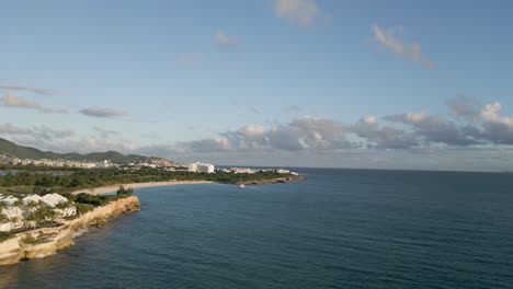 Cupecoy-Saint-Martin-Volando-Hacia-Mullet-Bay-Con-Un-Pequeño-Avión-Descendiendo-Para-Aterrizar-En-El-Horizonte