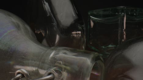 vidrio vacío con fondo negro, lente de sonda dolly hacia atrás