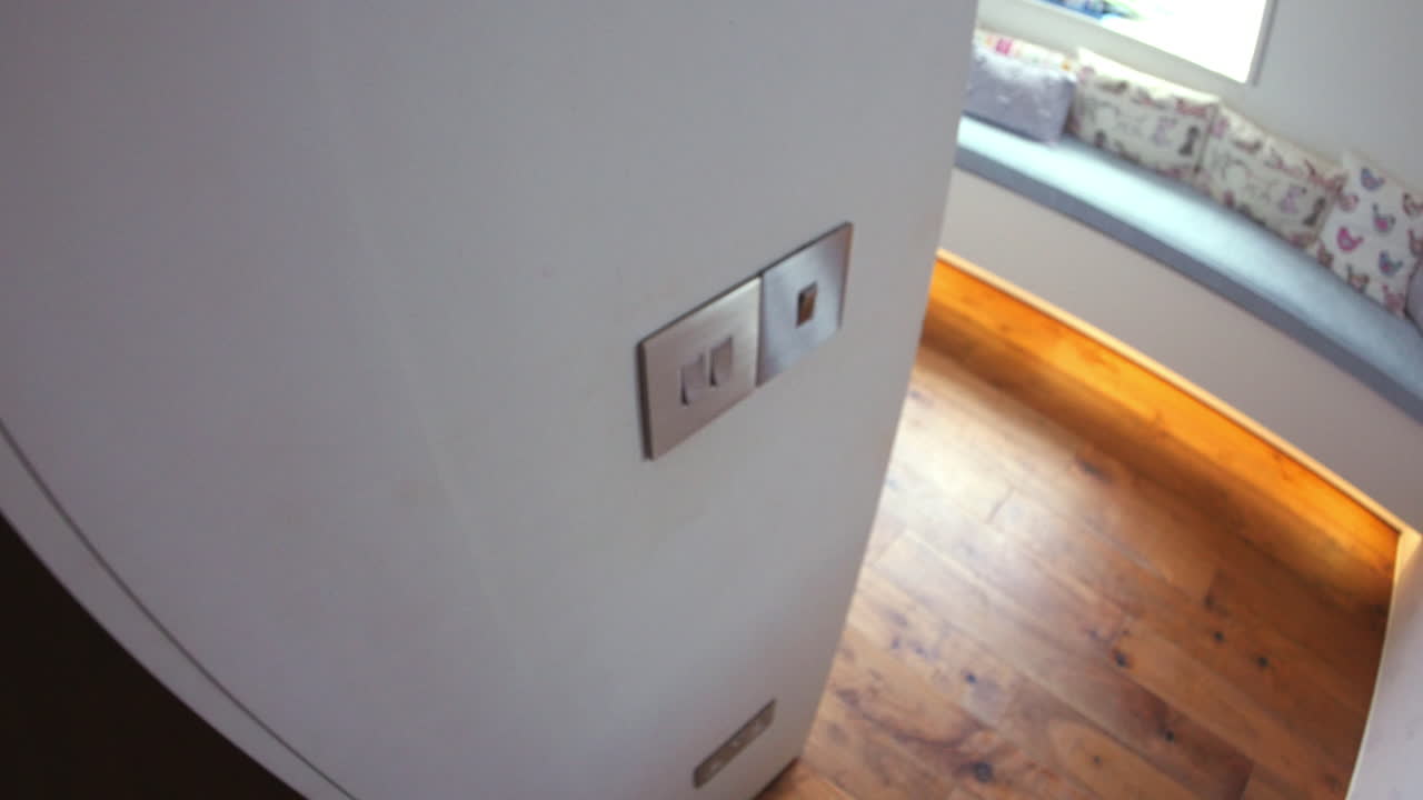 punto de vista del hombre apagando el interruptor de la luz