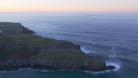 cayo pintoresco de españa costa cantábrica puesta de sol cinematográfica órbita aérea
