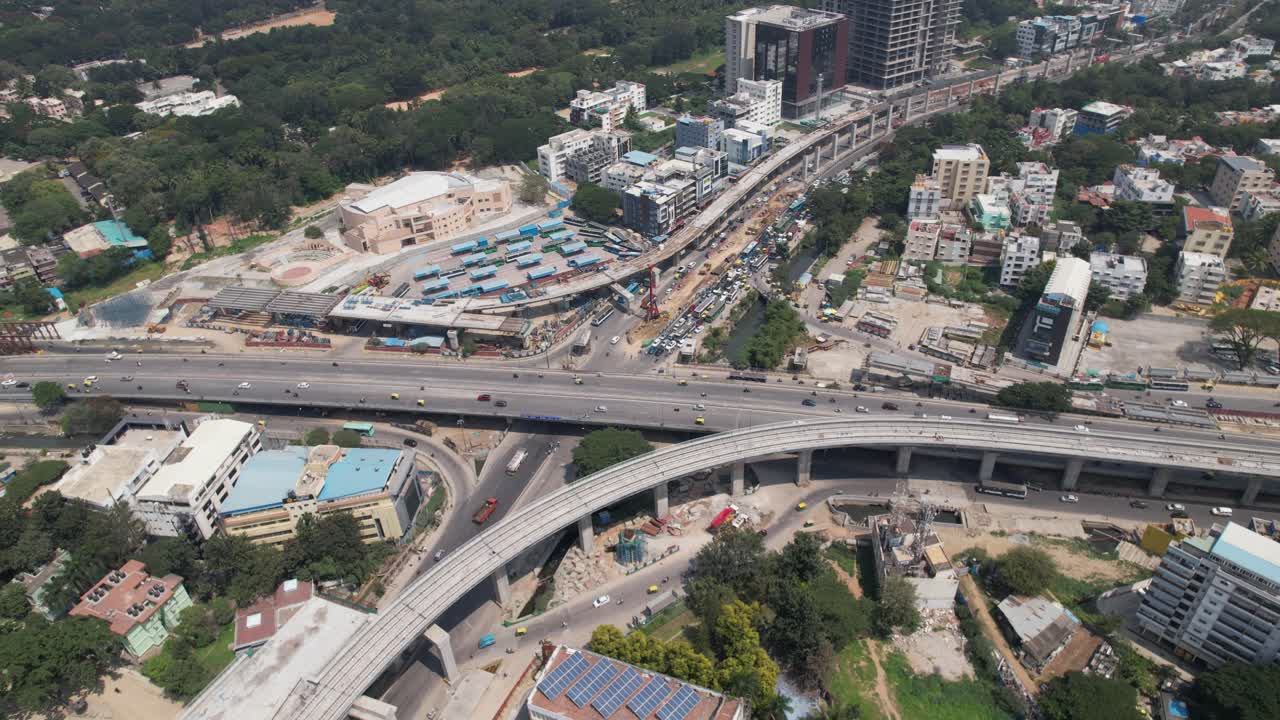 Rekaman udara menunjukkan lalu lintas padat di persimpangan Central Silk Board, sebuah persimpangan jalan di Bangalore.
