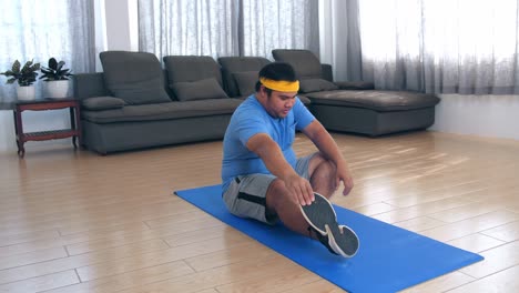 hombre con sobrepeso estirándose en casa