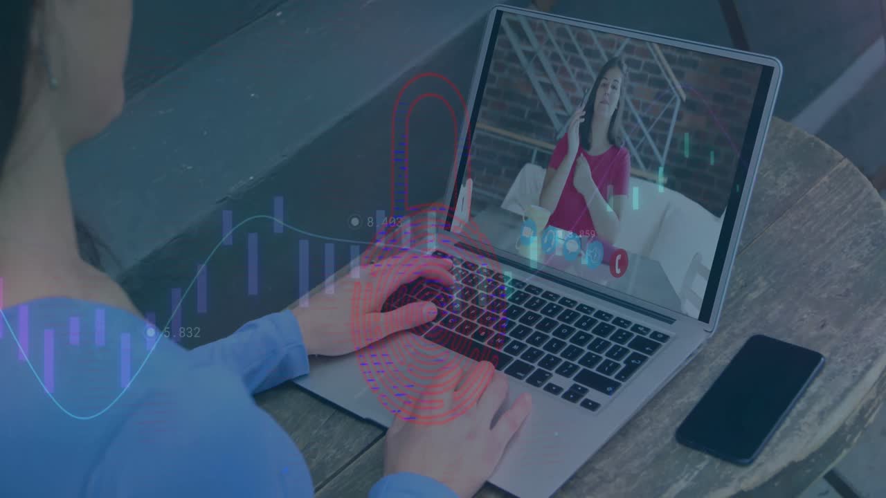 animación de un candado de seguridad en línea sobre una mujer de negocios caucásica en una videollamada por computadora portátil