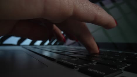 mujer escribiendo en el teclado de la computadora portátil