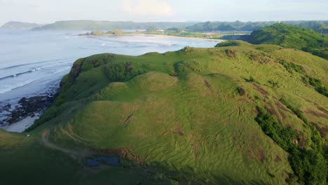 Impresionantes-Imágenes-Aéreas-Capturan-Un-Vuelo-Sobre-Las-Colinas-De-Mese-Hasta-Las-Arenas-Blancas-De-La-Playa-De-Ratu-En-Kuta,-Isla-De-Lombok.