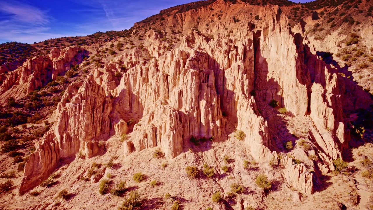 Ripresa aerea di falesie desertiche scolpite nell'arenaria rossa