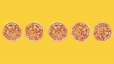 animación divertida con cinco pizzas enteras de pepperoni en un fondo amarillo, concepto de comida rápida para publicidad con espacio de copia