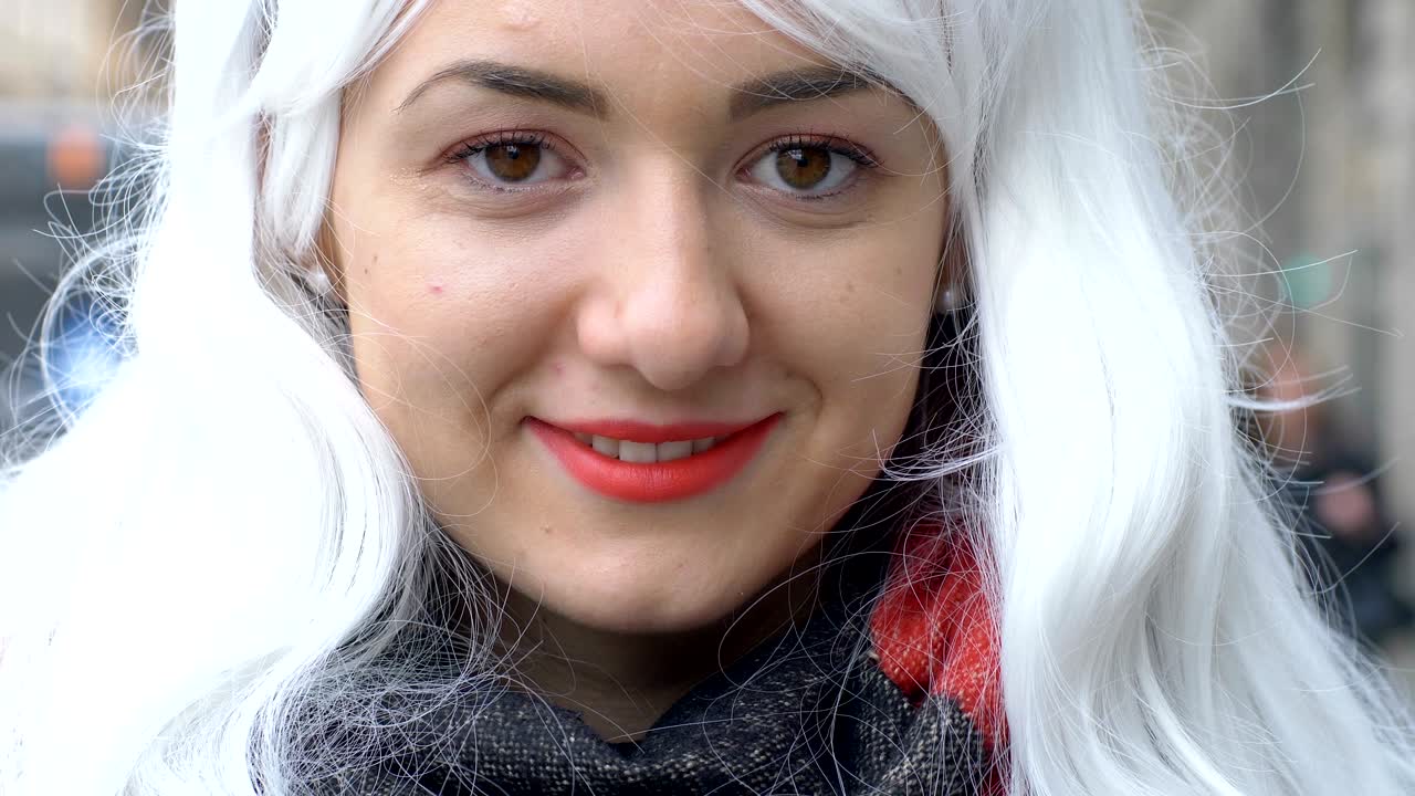 карнавал в городе - улыбающаяся счастливая женщина с белым вигом