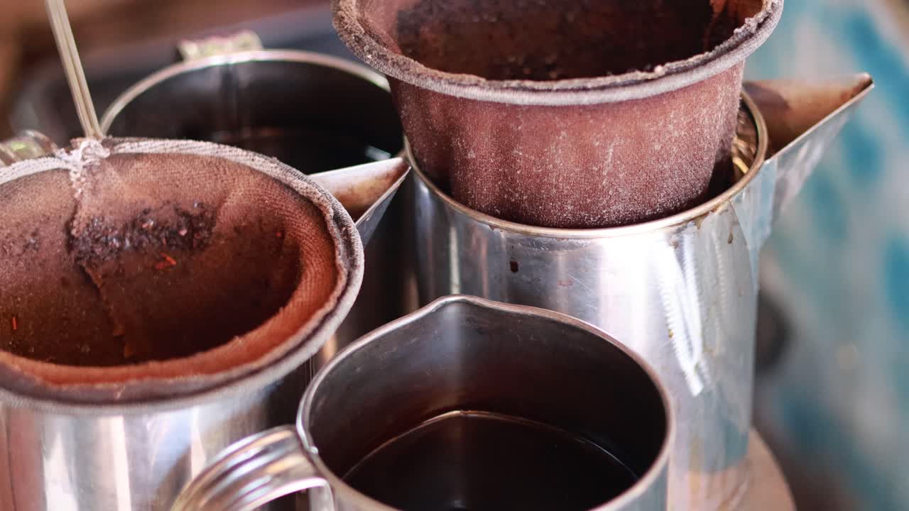 preparando café en el mercado de khlong lat mayom