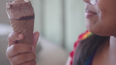 una chica disfrutando de un delicioso cono de helado.