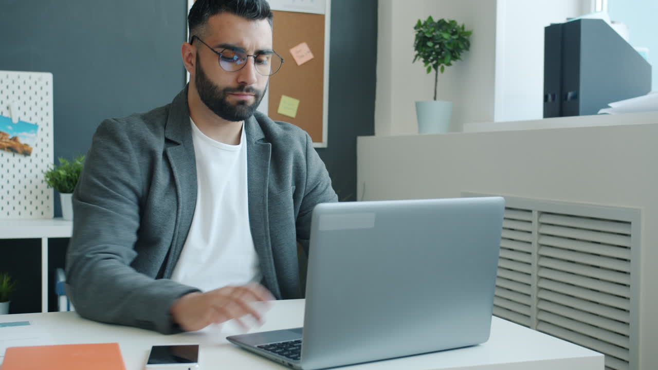 hombre de negocios trabajando en una computadora portátil en la oficina